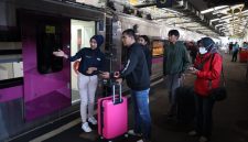 Sambut Nataru 2026, Daop 2 Bandung menyiapkan  menyiapkan 4 perjalanan Kereta Api (KA) tambahan. Tampak petugas saat mengarahkan penumpang di Stasiun Bandung. PJ/Dok