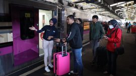 Sambut Nataru 2026, Daop 2 Bandung menyiapkan  menyiapkan 4 perjalanan Kereta Api (KA) tambahan. Tampak petugas saat mengarahkan penumpang di Stasiun Bandung. PJ/Dok