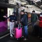 Sambut Nataru 2026, Daop 2 Bandung menyiapkan  menyiapkan 4 perjalanan Kereta Api (KA) tambahan. Tampak petugas saat mengarahkan penumpang di Stasiun Bandung. PJ/Dok