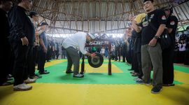 Wali Kota Bandung, Muhammad Farhan, saat membuka Festival Inovasi Penca Tradisi “Padungdung Jawara Bandung Utama” di Teras Sunda Cibiru, Minggu 16 November 2025.