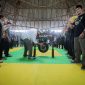 Wali Kota Bandung, Muhammad Farhan, saat membuka Festival Inovasi Penca Tradisi “Padungdung Jawara Bandung Utama” di Teras Sunda Cibiru, Minggu 16 November 2025.