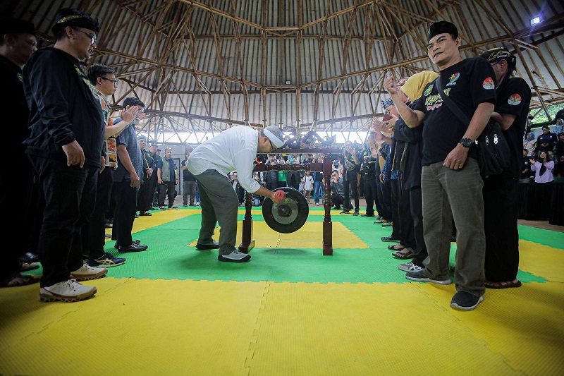 Wali Kota Bandung, Muhammad Farhan, saat membuka Festival Inovasi Penca Tradisi “Padungdung Jawara Bandung Utama” di Teras Sunda Cibiru, Minggu 16 November 2025.
