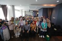Ketua Komisi I DPRD Kota Bandung Radea Respati Paramudhita, berpose bersama usai membuka pelatihan pastry hasil reses dewan, di LPK Pintar, Bandung, Senin, 3 November 2025. Ridhwan/Humpro DPRD Kota Bandung.