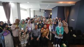 Ketua Komisi I DPRD Kota Bandung Radea Respati Paramudhita, berpose bersama usai membuka pelatihan pastry hasil reses dewan, di LPK Pintar, Bandung, Senin, 3 November 2025. Ridhwan/Humpro DPRD Kota Bandung.