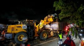 Sekitar 100 ton sampah di TPS Gunung batu Timur mulai diangkut. PJ/Dok