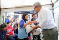 Farhan menyerahkan paket sembako disela Siskamling Siaga Bencana. PJ/Dok