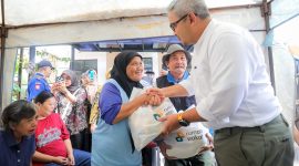 Farhan menyerahkan paket sembako disela Siskamling Siaga Bencana. PJ/Dok