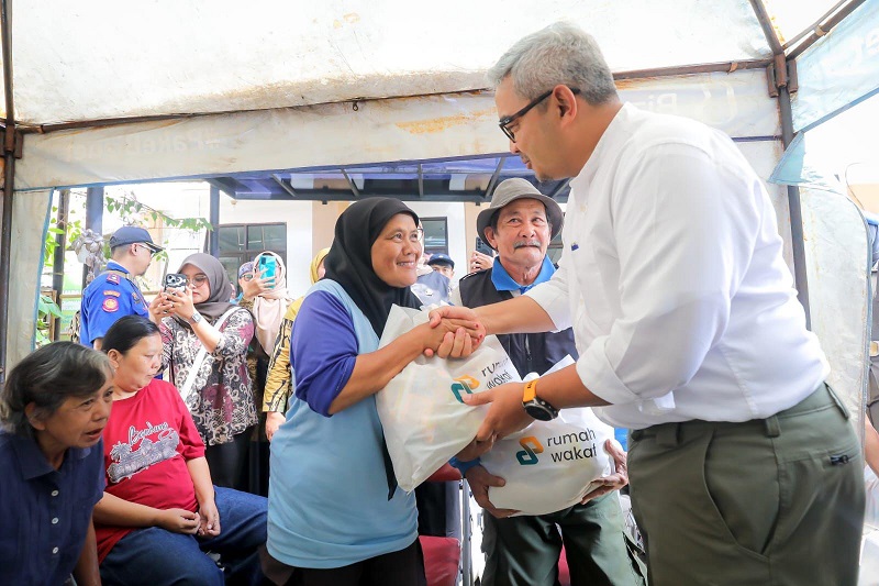 Farhan menyerahkan paket sembako disela Siskamling Siaga Bencana. PJ/Dok