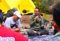 Suasana diskusi hukum terkait UU ITE. Ketua Pokja PWI Kota Bandung dan Direktur Labkum Pers (bertopi) saat tanya jawab yang berlangsung di Kampoeng Ciherang, Tanjung Sari Sumedang Minggu (23/11)