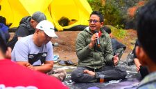 Suasana diskusi hukum terkait UU ITE. Ketua Pokja PWI Kota Bandung dan Direktur Labkum Pers (bertopi) saat tanya jawab yang berlangsung di Kampoeng Ciherang, Tanjung Sari Sumedang Minggu (23/11)