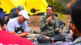 Suasana diskusi hukum terkait UU ITE. Ketua Pokja PWI Kota Bandung dan Direktur Labkum Pers (bertopi) saat tanya jawab yang berlangsung di Kampoeng Ciherang, Tanjung Sari Sumedang Minggu (23/11)