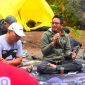 Suasana diskusi hukum terkait UU ITE. Ketua Pokja PWI Kota Bandung dan Direktur Labkum Pers (bertopi) saat tanya jawab yang berlangsung di Kampoeng Ciherang, Tanjung Sari Sumedang Minggu (23/11)