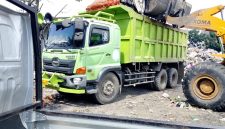 DLH Kota Bandung menerjunkan 7 armada untuk mengangkut tumpukan sampah di TPS Ciwastra. PJ/Dok