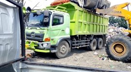 DLH Kota Bandung menerjunkan 7 armada untuk mengangkut tumpukan sampah di TPS Ciwastra. PJ/Dok