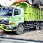 DLH Kota Bandung menerjunkan 7 armada untuk mengangkut tumpukan sampah di TPS Ciwastra. PJ/Dok