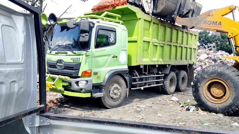 DLH Kota Bandung menerjunkan 7 armada untuk mengangkut tumpukan sampah di TPS Ciwastra. PJ/Dok