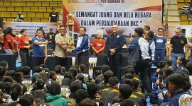 Wamenhan RI menyerahkan piala kepada BKC Jabar wilayah 2 sebagai pemenang Kejurnas BKC 2025. PJ/Joel