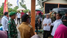 Wihaji saat berdialog dengan warga saat menyambangi Kampung KB di Ponpes Miftahul Ulum Garut. PJ/Dok