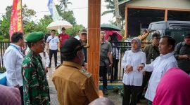 Wihaji saat berdialog dengan warga saat menyambangi Kampung KB di Ponpes Miftahul Ulum Garut. PJ/Dok