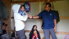 Menteri Wihaji saat menyambangi balita dengan jantung bocor di Garut. Pihaknya memastikan bantuan tepat sasaran bagi keluarga stunting. PJ/Dok