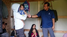 Menteri Wihaji saat menyambangi balita dengan jantung bocor di Garut. Pihaknya memastikan bantuan tepat sasaran bagi keluarga stunting. PJ/Dok