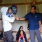 Menteri Wihaji saat menyambangi balita dengan jantung bocor di Garut. Pihaknya memastikan bantuan tepat sasaran bagi keluarga stunting. PJ/Dok