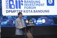 “Sekda Kota Bandung Zulkarnain saat berbicara di  Investment Forum 2025 di Hotel Aryaduta, Senin 17 November 2025. Dok