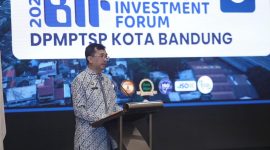 “Sekda Kota Bandung Zulkarnain saat berbicara di  Investment Forum 2025 di Hotel Aryaduta, Senin 17 November 2025. Dok