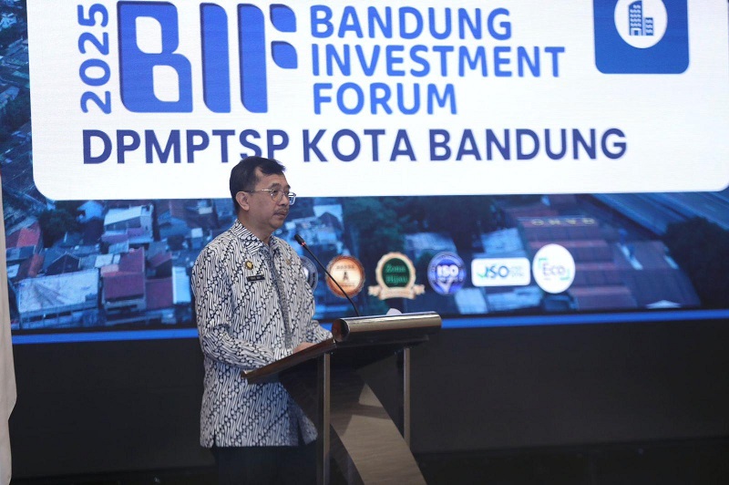 “Sekda Kota Bandung Zulkarnain saat berbicara di  Investment Forum 2025 di Hotel Aryaduta, Senin 17 November 2025. Dok