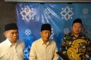 Wakil Ketua Tanfidziyah PW NU Jawa Barat, 
KH. Lukman Hakim, MA, MM didampingi Kaper BKKBN Jabar Dadi Roswandi (kanan) memberikan keterangan terkait generasi qurani. PJ/Mal
