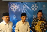 Wakil Ketua Tanfidziyah PW NU Jawa Barat, 
KH. Lukman Hakim, MA, MM didampingi Kaper BKKBN Jabar Dadi Roswandi (kanan) memberikan keterangan terkait generasi qurani. PJ/Mal