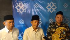 Wakil Ketua Tanfidziyah PW NU Jawa Barat, 
KH. Lukman Hakim, MA, MM didampingi Kaper BKKBN Jabar Dadi Roswandi (kanan) memberikan keterangan terkait generasi qurani. PJ/Mal