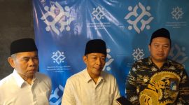 Wakil Ketua Tanfidziyah PW NU Jawa Barat, 
KH. Lukman Hakim, MA, MM didampingi Kaper BKKBN Jabar Dadi Roswandi (kanan) memberikan keterangan terkait generasi qurani. PJ/Mal