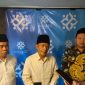 Wakil Ketua Tanfidziyah PW NU Jawa Barat, 
KH. Lukman Hakim, MA, MM didampingi Kaper BKKBN Jabar Dadi Roswandi (kanan) memberikan keterangan terkait generasi qurani. PJ/Mal