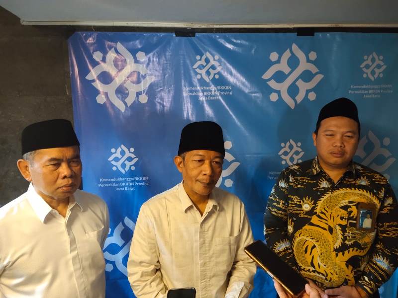 Wakil Ketua Tanfidziyah PW NU Jawa Barat, 
KH. Lukman Hakim, MA, MM didampingi Kaper BKKBN Jabar Dadi Roswandi (kanan) memberikan keterangan terkait generasi qurani. PJ/Mal