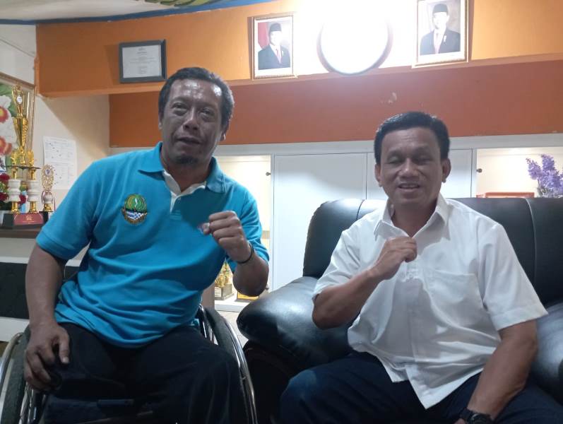 Keetua NPCI Kota Bandung Yadi (baju putih) didampingi Djumono bangga atas prestasi atletnya di peparpenas 2025. Joel