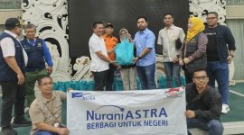 Romy Syaputra menyerahkan bantuan paket sembako untuk korban banjir kepada Bupati Bandung Dadang Supriatna. PJ/Dok