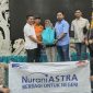 Romy Syaputra menyerahkan bantuan paket sembako untuk korban banjir kepada Bupati Bandung Dadang Supriatna. PJ/Dok