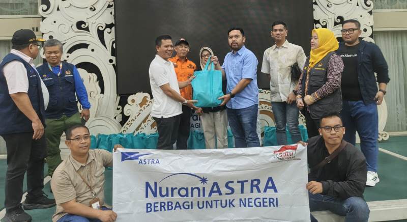 Romy Syaputra menyerahkan bantuan paket sembako untuk korban banjir kepada Bupati Bandung Dadang Supriatna. PJ/Dok