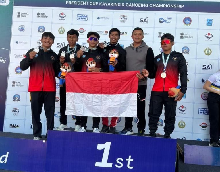 Tim atlet dayung Jabar berhasil meraih medali perak di Kejuaraan Dayung 