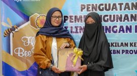 Kemendukbangga/BKKBN Jabar menyerahkan bingkisan kepada santri Nurul Fatih Bogor saat acara bhakti sosial Selasa lalu. PJ/Dok