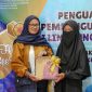 Kemendukbangga/BKKBN Jabar menyerahkan bingkisan kepada santri Nurul Fatih Bogor saat acara bhakti sosial Selasa lalu. PJ/Dok