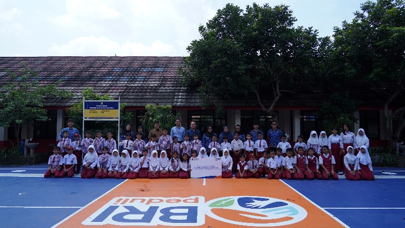 Manajemen Bank BRI berpose bersama usai menyerahkan bantuan TJSL kepada dua sekolah di Kota Bandung. PJ/Dok
