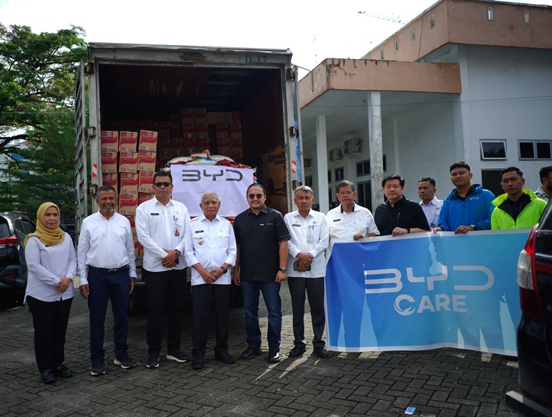 PT BYD Motor Indonesia menyalurkan bantuan untuk para korban banjir Sumatera, ke Sumbar, Sumut dan Aceh. PJ/Dok