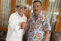 Calon kuat Ketua PSSI Jawa Barat Dr. Buky Wibawa Karya Guna, M.Si (bertopi) foto bersama dengn manejer Tim Persib Bandung H. Umuh Muchtar. PJ/Joel