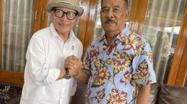 Calon kuat Ketua PSSI Jawa Barat Dr. Buky Wibawa Karya Guna, M.Si (bertopi) foto bersama dengn manejer Tim Persib Bandung H. Umuh Muchtar. PJ/Joel