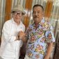 Calon kuat Ketua PSSI Jawa Barat Dr. Buky Wibawa Karya Guna, M.Si (bertopi) foto bersama dengn manejer Tim Persib Bandung H. Umuh Muchtar. PJ/Joel