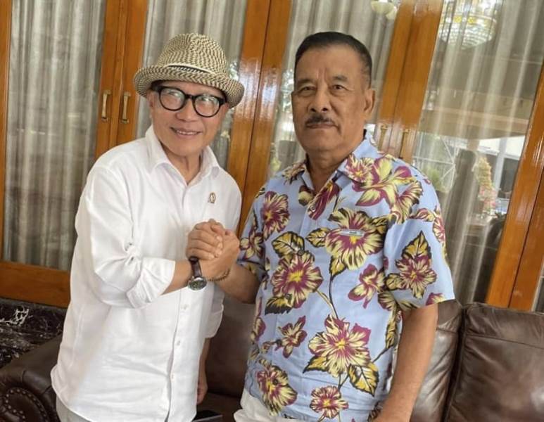 Calon kuat Ketua PSSI Jawa Barat Dr. Buky Wibawa Karya Guna, M.Si (bertopi) foto bersama dengn manejer Tim Persib Bandung H. Umuh Muchtar. PJ/Joel