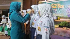 Ketua TP-PKK Jabar Siska Gerfianti memasangkan kacamata gratis kepada sejumlah siswa SMP pada puncak peringatan HKG ke-53 Tingkat Kota Banjar. PJ/Dok