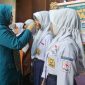 Ketua TP-PKK Jabar Siska Gerfianti memasangkan kacamata gratis kepada sejumlah siswa SMP pada puncak peringatan HKG ke-53 Tingkat Kota Banjar. PJ/Dok